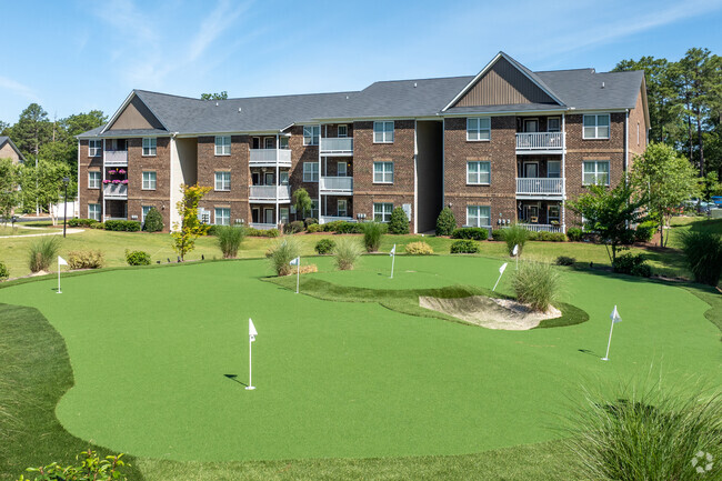 Foto del edificio - Luxe and Legends at Morganton Park Apartme...