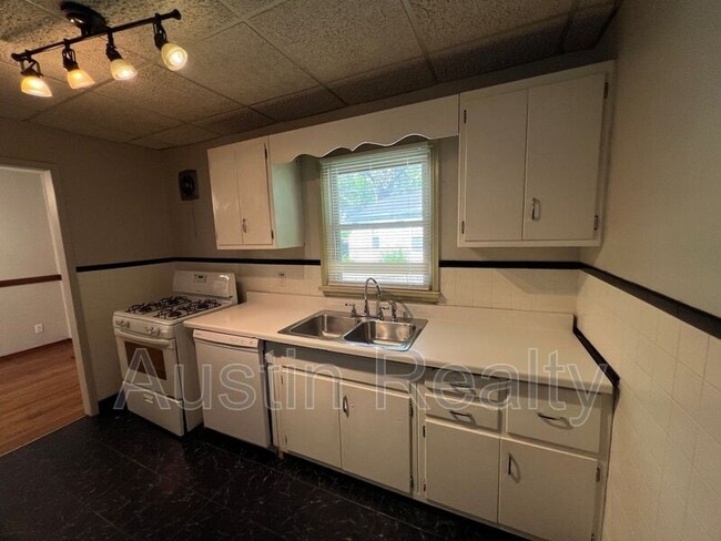 Building Photo - 9567 Cantwell Dr