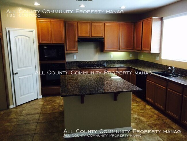 Building Photo - 40298 Hannah Way