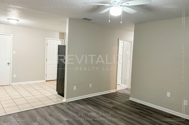 Building Photo - 3 BR Brick Home on End Lot