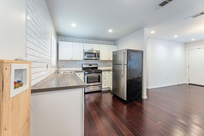 Foto del edificio - Charming & Updated Mid-Century 3 Bed/1 Bath in East Austin!