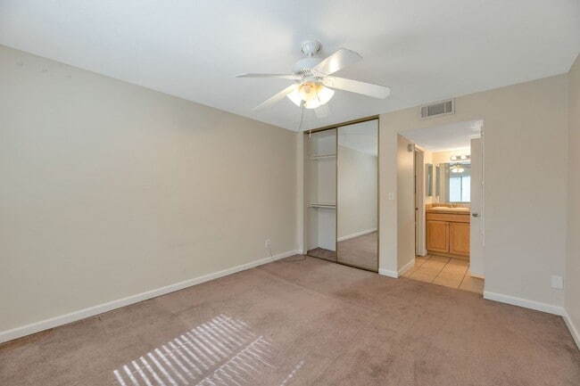 Building Photo - Spacious 2/2 Condo on the PV/Scottsdale bo...