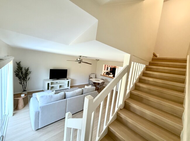 Espacio habitable y escaleras - 924 Tillery Way