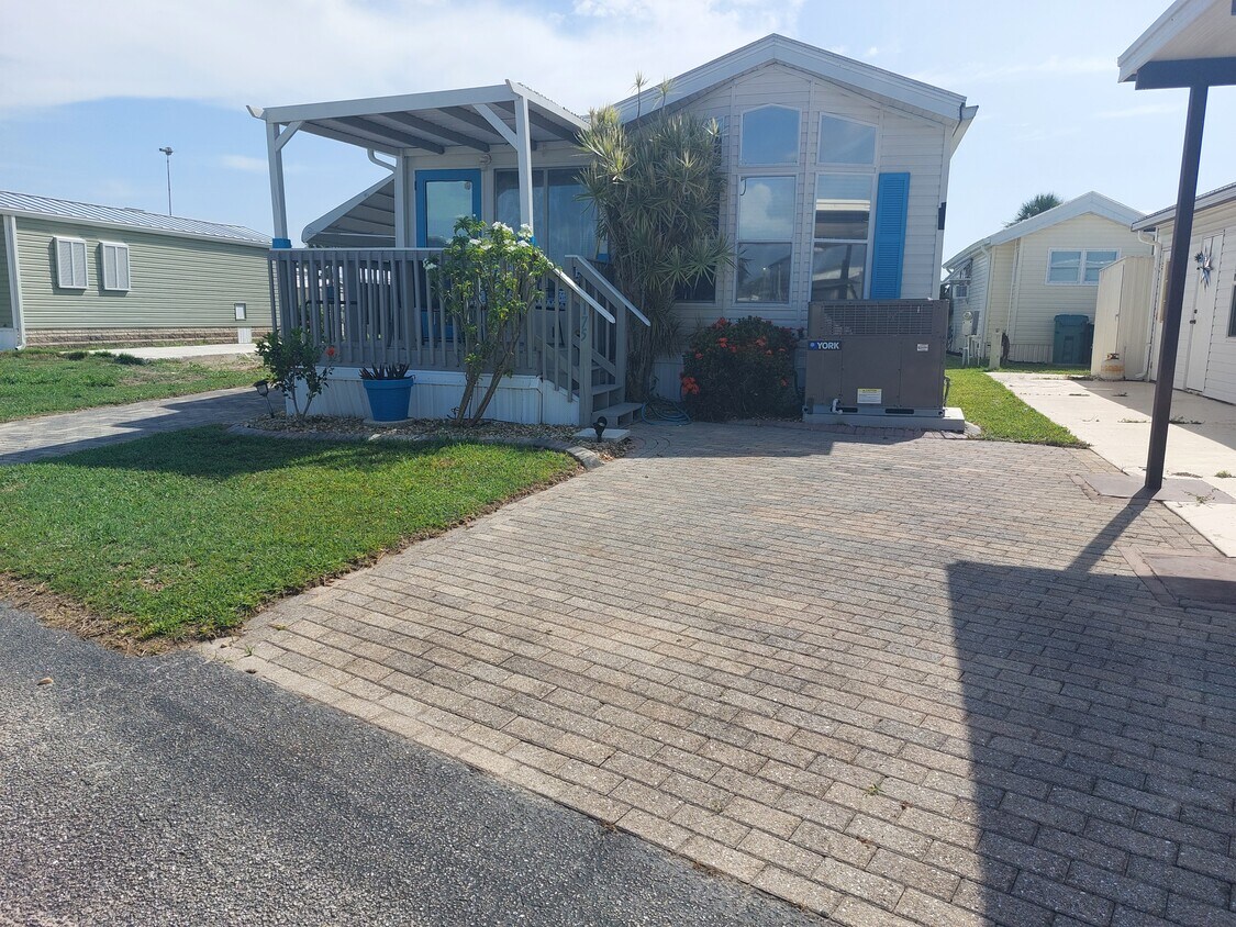 Covered porch..2 parking areas - 1475 Flamingo Dr