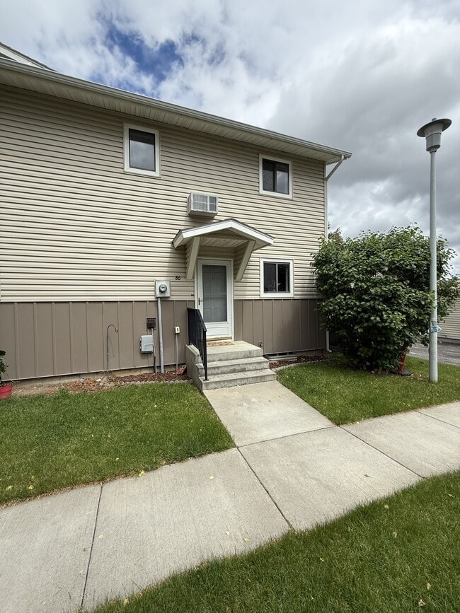 Building Photo - 3285 Canyon Dr