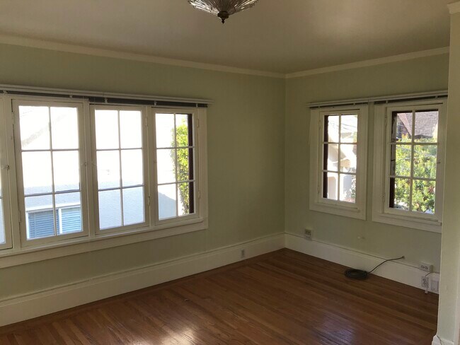 Building Photo - 6489 Benvenue Ave