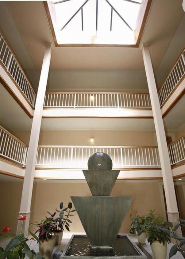 Lobby - 466 Crescent St