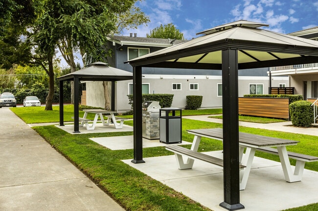 Picnic Tables - Meadowbrook Apartments