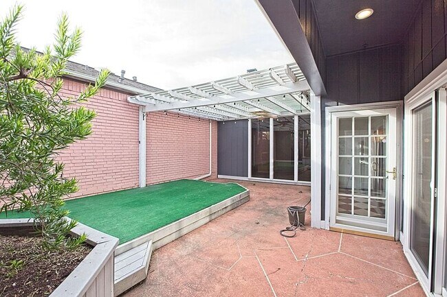 Foto del edificio - 3217 Squireswood Dr