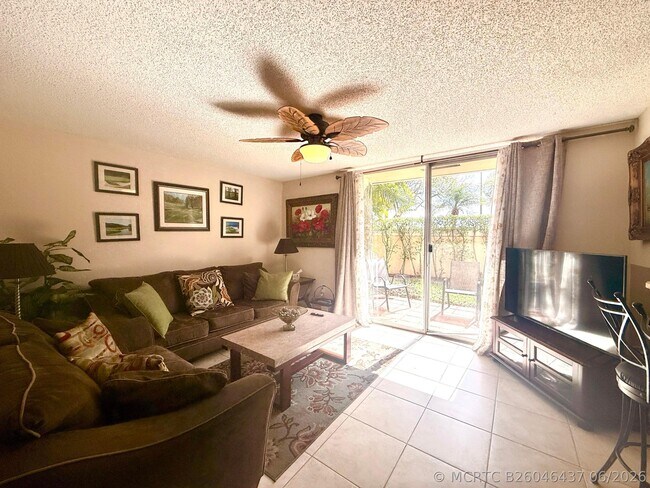 Foto del edificio - 1707 Village Blvd