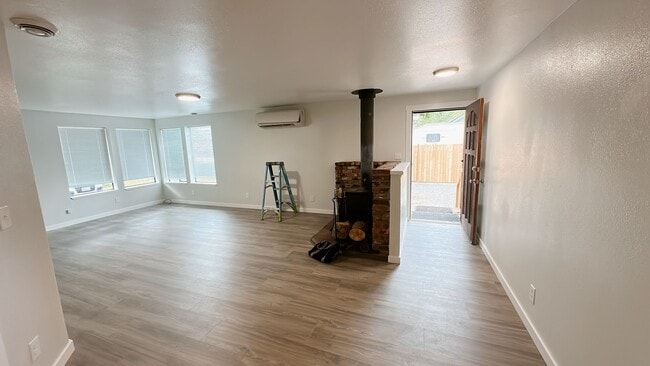 Building Photo - Affordable 3bdrm/1 bath home with storage ...
