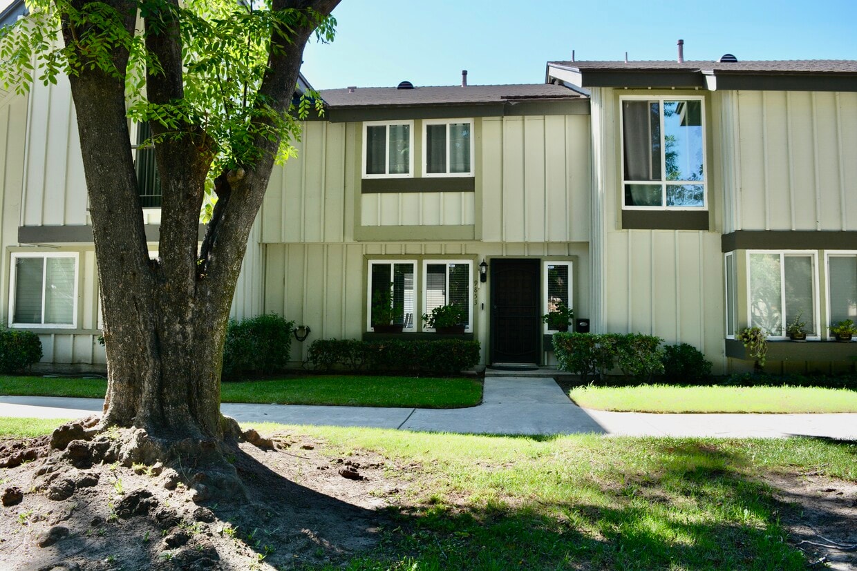 Primary Photo - 9853 Karmont Ave