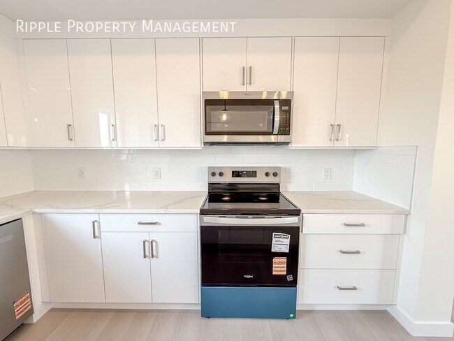 Photo du bâtiment - Modern 4 Beds, 3.5 Baths TownHouse - Upper...
