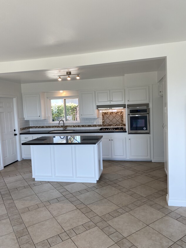 Foto principal - 667 W 37th St