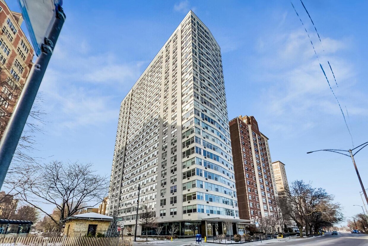 Primary Photo - 3900 N Lake Shore Dr