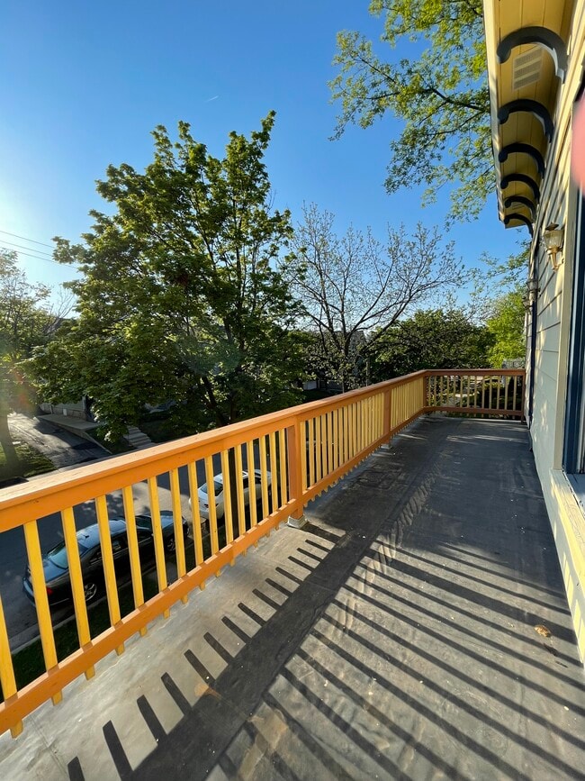 Foto del edificio - 2030 N Cambridge Ave