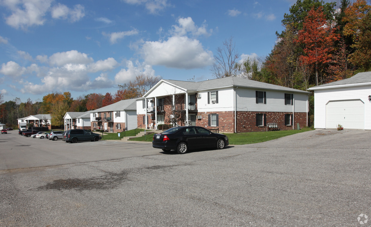 Onsite Parking - Oakwood Apartments