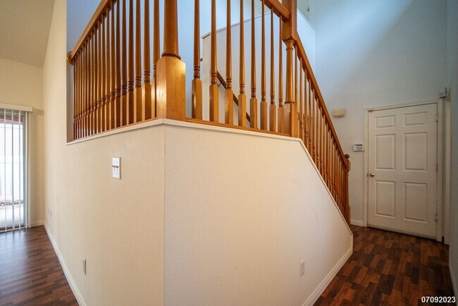 Building Photo - 4 bd 2.5ba w/ 2 Car Garage SF Home in Trop...