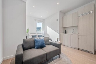 Building Photo - 8820 Belford Ave