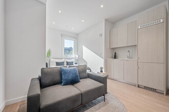 Building Photo - 8820 Belford Ave