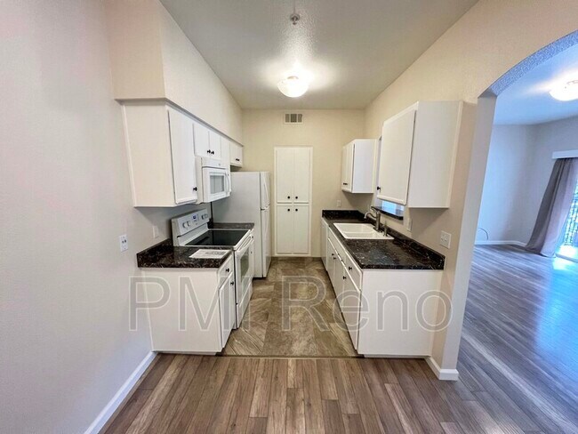Foto del edificio - 6850 Sharlands Ave.