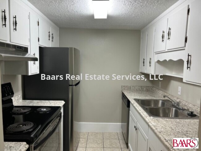 Building Photo - Remodeled Townhouse