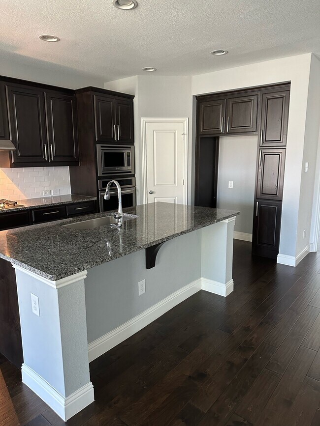 Building Photo - 1213 Hundgate Way