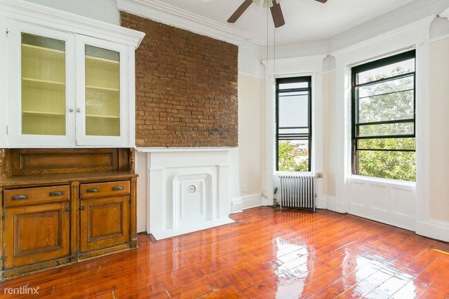 Building Photo - 302 Warren St