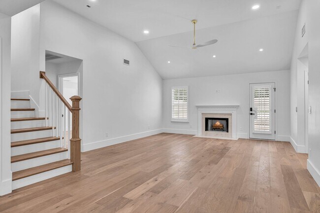 Building Photo - 300 Cherry Dr