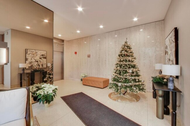 Foto del edificio - 1255 N Sandburg Terrace