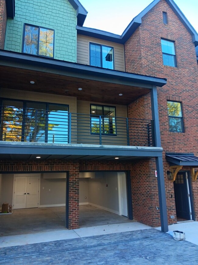 Foto del edificio - 4BR/4BA Townhome in Fort Sanders | Off Cam...