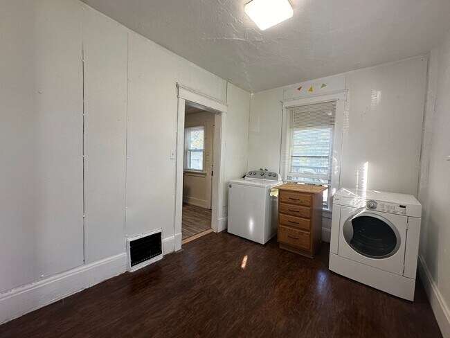 Foto del edificio - 2 Bedroom House $700