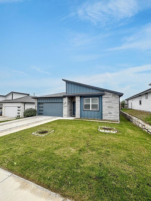 Primary Photo - Beautiful 3-Bedroom Home with Spacious Yar...
