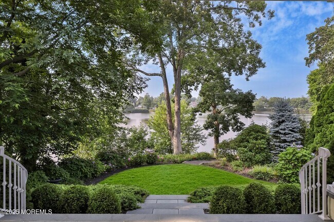 Foto del edificio - 619 Beacon Blvd