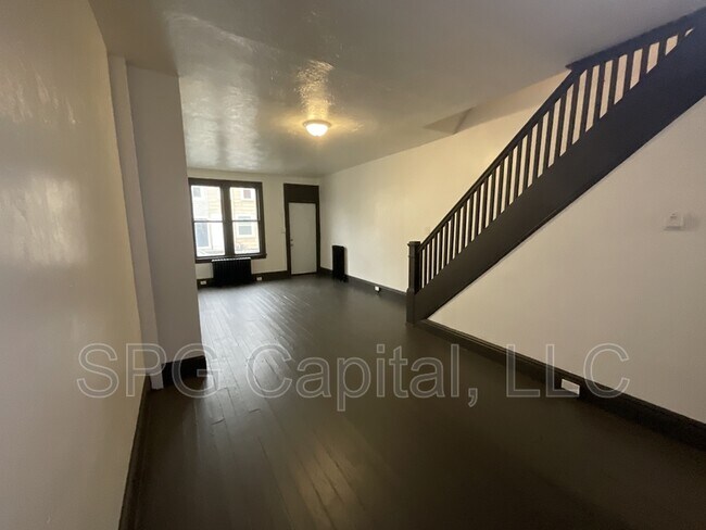 Foto del edificio - 649 W College Ave