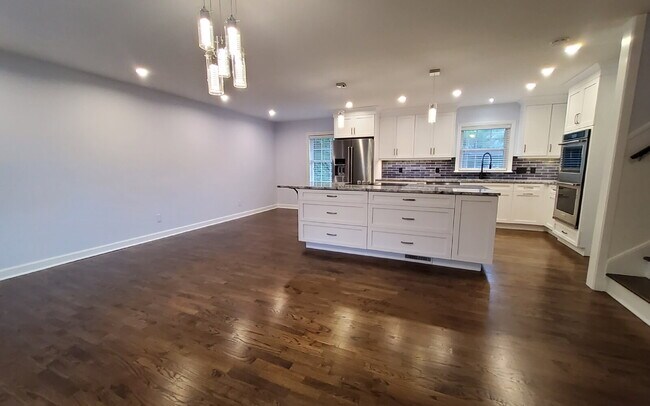 Foto del edificio - "Charming 3-Bed Oasis with Granite Touches & Cozy Fireplace on Spartan Road!"