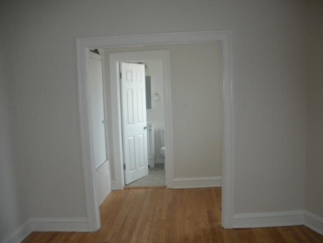 Building Photo - bedroom in Chicago IL 60620