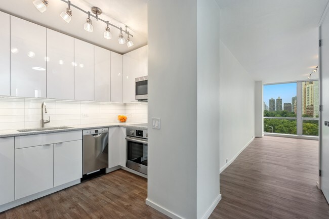 Building Photo - 340 W Diversey Pkwy