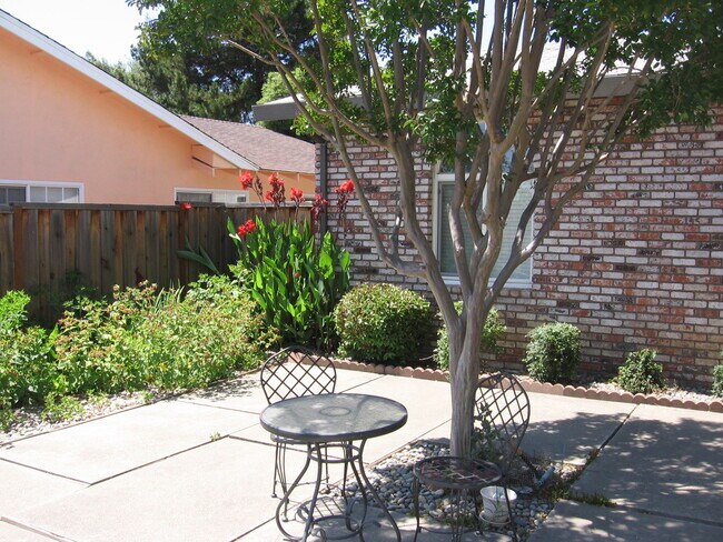 Foto del edificio - 3 bedroom home with Attached garage