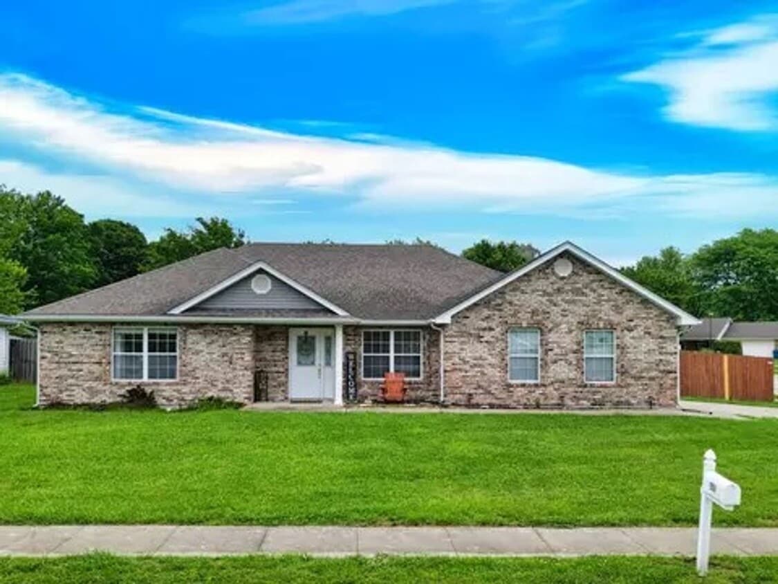 Primary Photo - Nice 3 Bedroom 2 Bathroom House In Souther...