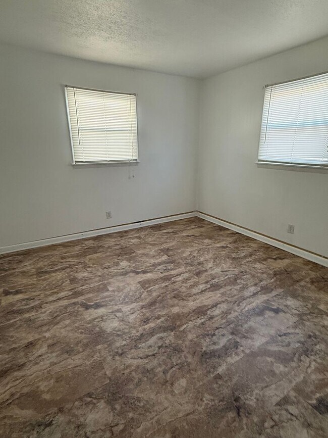 Foto del edificio - 101-103 N Redwood Ln