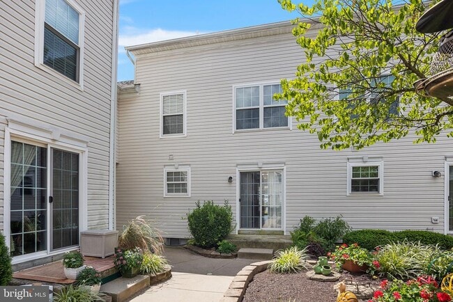Building Photo - 618 Songbird Ct