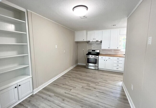 Building Photo - MOVE IN SPECIAL!**** 1/2 OF 1ST MONTH RENT...