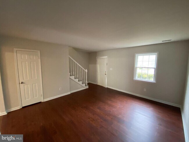 Foto del edificio - 719 Olde Greenwich Cir