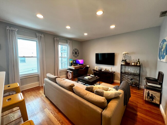 Building Photo - Well Renovated 2-Bed, 2-Bath Apartment in ...