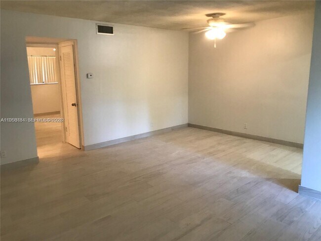 Building Photo - 501 Blue Heron Dr