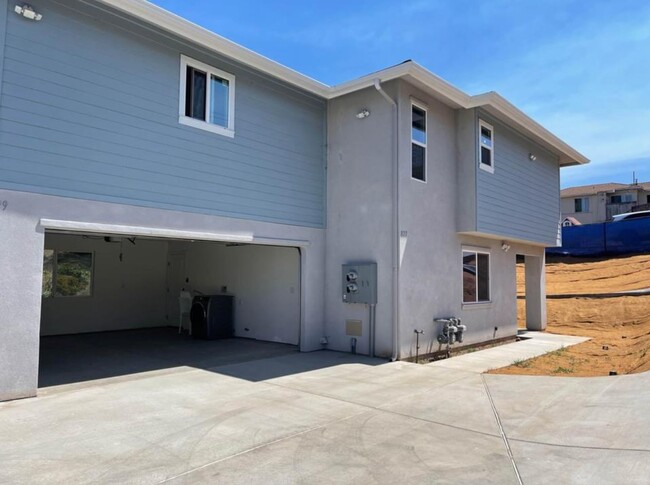 Building Photo - 3 bedrooms townhome in National City