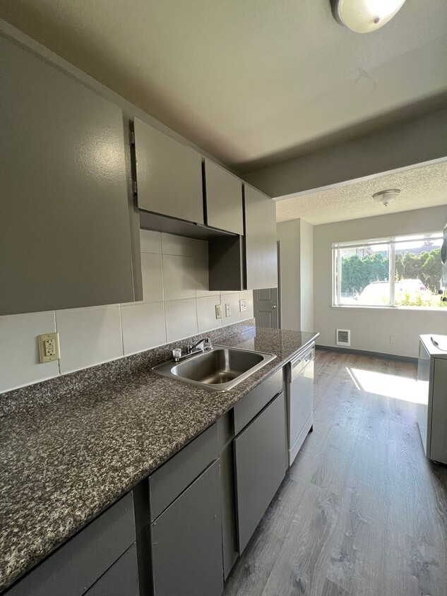 Primary Photo - Ascot Place Apartments