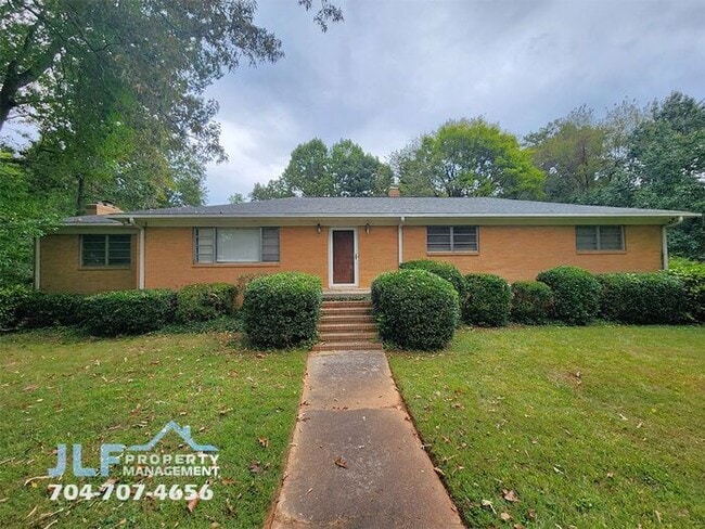 Foto del edificio - Sprawling 3 Bedroom/ 2.5 Bathroom Ranch in Charlotte!