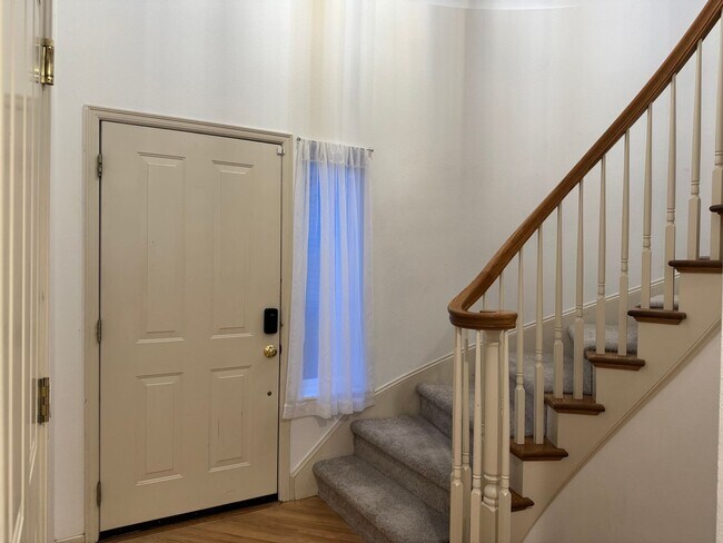 Foto del edificio - CLICK "REQUEST A TOUR" NOW!